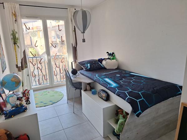 Appartement T3 69 m² - Dernier étage avec ascenseur - Terrasse 12 m² - Garage - Résidence récente 2022 - Eyguières