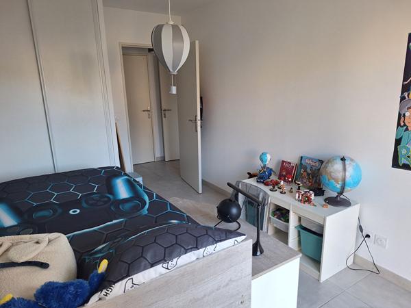 Appartement T3 69 m² - Dernier étage avec ascenseur - Terrasse 12 m² - Garage - Résidence récente 2022 - Eyguières