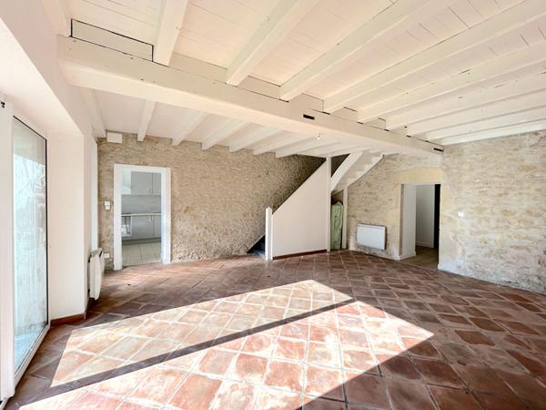 A LOUER MAISON DE TYPE 5 AVEC JARDIN - SECTEUR BLAYE - EYRANS , Blaye