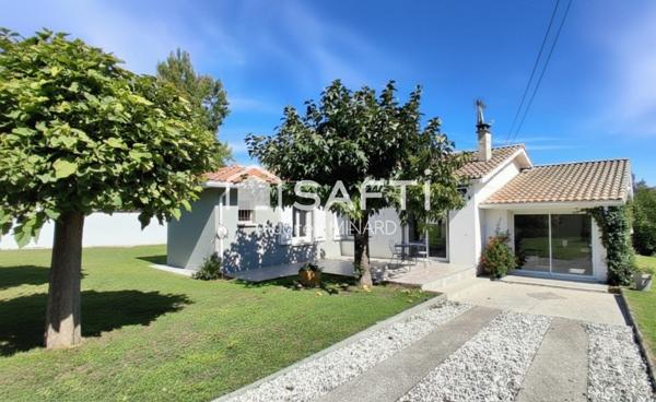 Maison avec deux grandes chambres, véranda, jardin et carport