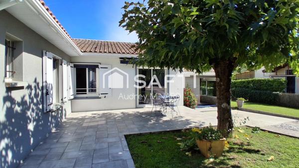 Maison avec deux grandes chambres, véranda, jardin et carport