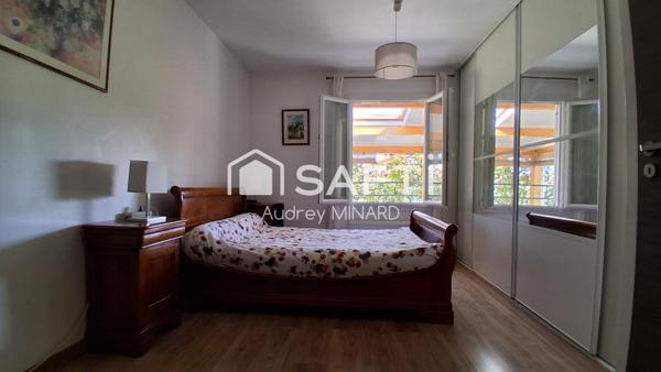 Maison avec deux grandes chambres, véranda, jardin et carport