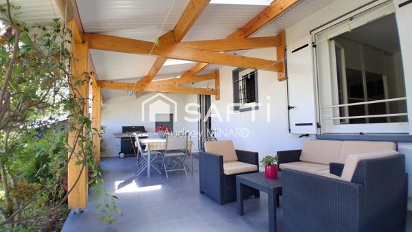 Maison avec deux grandes chambres, véranda, jardin et carport