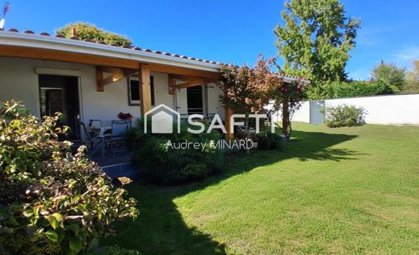 Maison avec deux grandes chambres, véranda, jardin et carport