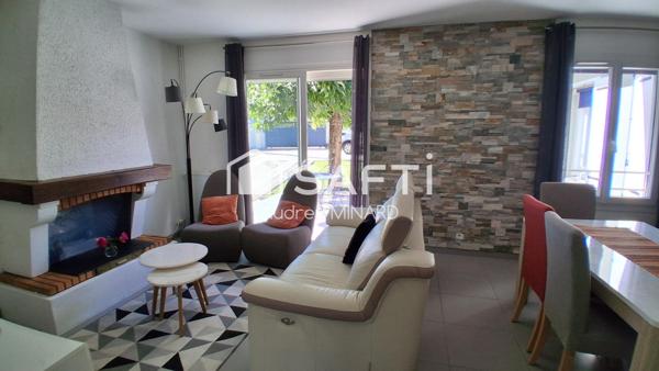 Maison avec deux grandes chambres, véranda, jardin et carport