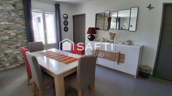 Maison avec deux grandes chambres, véranda, jardin et carport