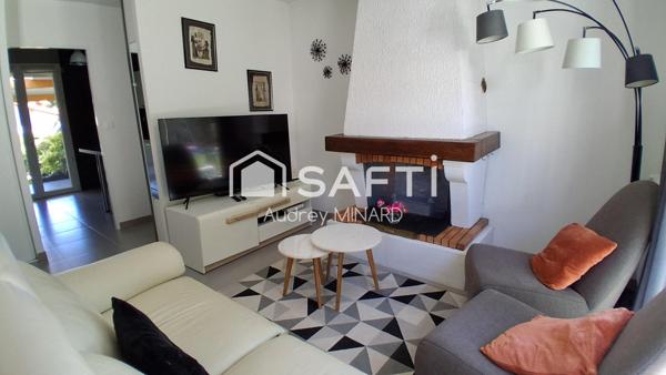 Maison avec deux grandes chambres, véranda, jardin et carport