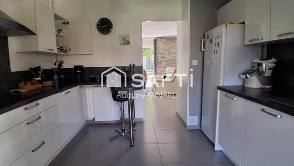 Maison avec deux grandes chambres, véranda, jardin et carport