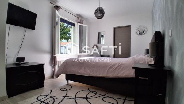 Maison avec deux grandes chambres, véranda, jardin et carport