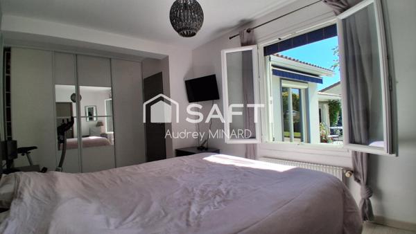 Maison avec deux grandes chambres, véranda, jardin et carport