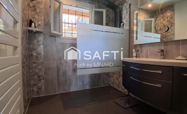 Maison avec deux grandes chambres, véranda, jardin et carport