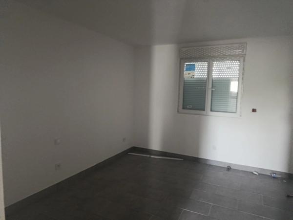 Maison neuve lumineuse – Plain-pied, 3 chambres, garage et terrasse
