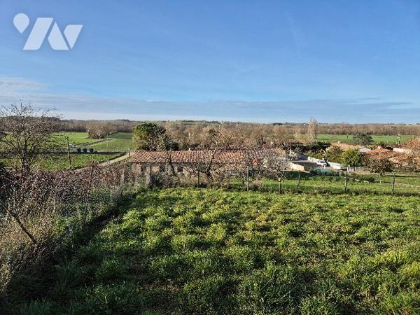 ISLE JOURDAIN (32600), terrain constructible de 2515m².