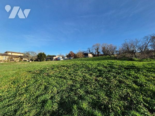 ISLE JOURDAIN (32600), terrain constructible de 2515m².