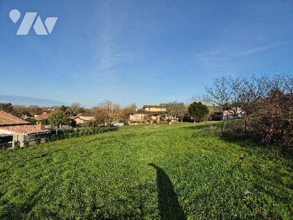 ISLE JOURDAIN (32600), terrain constructible de 2515m².