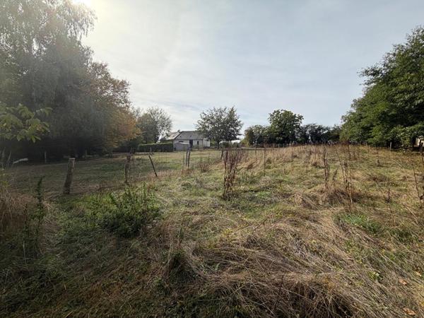 Très jolie longère rénovée dans un secteur calme et vert de la commune de Saint Eloi