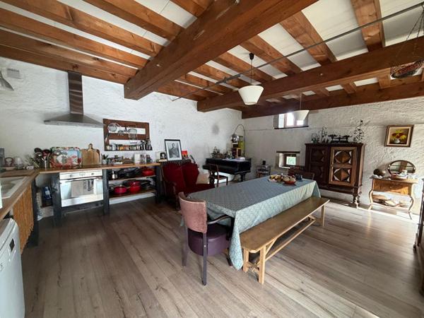 Très jolie longère rénovée dans un secteur calme et vert de la commune de Saint Eloi