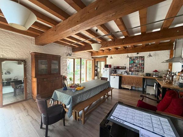 Très jolie longère rénovée dans un secteur calme et vert de la commune de Saint Eloi