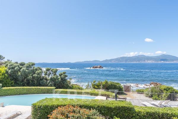 Villa d’exception avec accès direct à une plage privée et panorama à couper le souffle