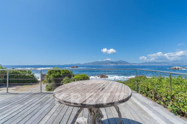 Villa d’exception avec accès direct à une plage privée et panorama à couper le souffle