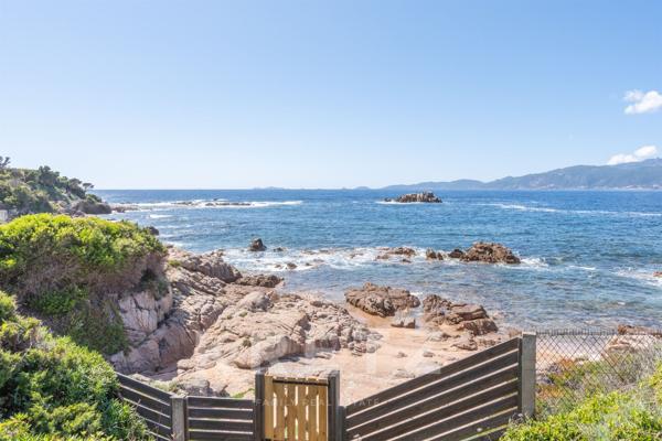 Villa d’exception avec accès direct à une plage privée et panorama à couper le souffle