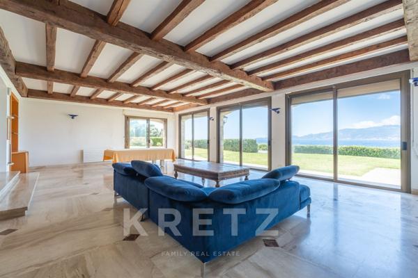 Villa d’exception avec accès direct à une plage privée et panorama à couper le souffle