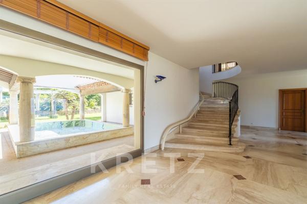 Villa d’exception avec accès direct à une plage privée et panorama à couper le souffle