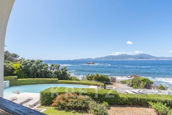 Villa d’exception avec accès direct à une plage privée et panorama à couper le souffle