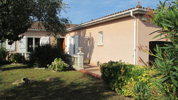 Quint-Fonsegrives: Villa plain-pied T4/5 salon/séjour, 117m² hab, véranda et garage, sur terrain arboré.. - Quint-Fonsegrives (31130)