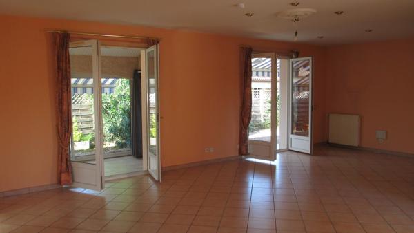 Quint-Fonsegrives: Villa plain-pied T4/5 salon/séjour, 117m² hab, véranda et garage, sur terrain arboré.. - Quint-Fonsegrives (31130)