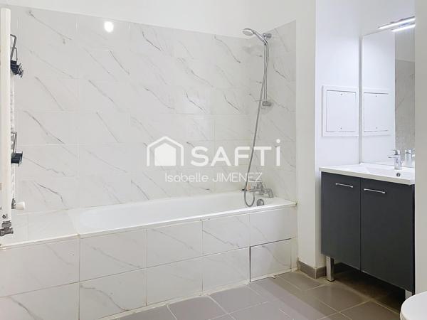 F2 en coeur de ville dans immeuble de 2021 avec place de parking.