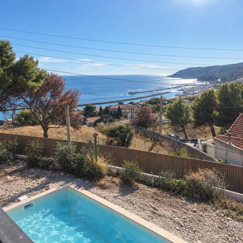 Maison avec piscine et vue panoramique sur la mer
