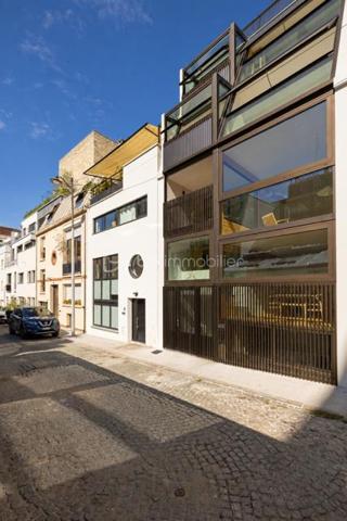 Au cœur d’une voie privée, paisible et prisée du 14e arrondissement, découvrez cette maison d’architecte construite en 2026, où chaque espace a été pensé pour offrir une fonctionnalité optimale et une qualité de vie remarquable.
​Un lieu de vie unique au cœur d'un quartier commerçant, des écoles et des transports (Métro Alésia et Plaisance, proche de la gare Montparnasse avec accès rapide à l'aéroport d'Orly) .
Espace de stationnement privatif et gratuit devant la maison.

​Répartie sur 6 niveaux baignés de lumière, elle propose une distribution fluide et parfaitement étudiée. 
Dès l'entrée, équipée de rangements sur mesure, le ton est donné.
Espace bureau indépendant , idéal pour le télétravail (profession libérale) ou pouvant être aménagé selon l'envie, au niveau inférieur: salle d'eau avec wc ainsi que l'accès à un espace buanderie avec local technique et rangements, là encore l'espace laisse libre cours à vos besoins ( salle de sport, salle de cinéma...)

​Les pièces de vie se déploient élégamment en étages : une cuisine en marbre aménagée et équipée haut de gamme et sa salle à manger avec rangements intégrés au premier niveau, suivies d'un superbe salon prolongé par une loggia intimiste au niveau supérieur.
L'espace nuit accueille deux belles chambres avec salle d'eau avec WC, puis se couronne d'une suite parentale avec dressing, salle de bain et WC séparés.
Accès possible au rooftop , qui offre une vue dégagée.
 
Édifiée sur 6 niveaux d'environ 30m², avec une surface habitable de 156m²
​Bâtie selon les exigences éco responsables les plus strictes, la maison bénéficie d’un DPE classé A et d'un écolabel, garantissant des performances énergétiques exceptionnelles et un confort optimal.

Des matériaux d'exception ont été utilisés pour la construction afin d'améliorer votre confort.
Pour facilité votre quotidien la maison est dotée d'un ascenseur panoramique vitré sur mesure aux normes PMR.
