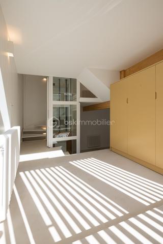 Au cœur d’une voie privée, paisible et prisée du 14e arrondissement, découvrez cette maison d’architecte construite en 2026, où chaque espace a été pensé pour offrir une fonctionnalité optimale et une qualité de vie remarquable.
​Un lieu de vie unique au cœur d'un quartier commerçant, des écoles et des transports (Métro Alésia et Plaisance, proche de la gare Montparnasse avec accès rapide à l'aéroport d'Orly) .
Espace de stationnement privatif et gratuit devant la maison.

​Répartie sur 6 niveaux baignés de lumière, elle propose une distribution fluide et parfaitement étudiée. 
Dès l'entrée, équipée de rangements sur mesure, le ton est donné.
Espace bureau indépendant , idéal pour le télétravail (profession libérale) ou pouvant être aménagé selon l'envie, au niveau inférieur: salle d'eau avec wc ainsi que l'accès à un espace buanderie avec local technique et rangements, là encore l'espace laisse libre cours à vos besoins ( salle de sport, salle de cinéma...)

​Les pièces de vie se déploient élégamment en étages : une cuisine en marbre aménagée et équipée haut de gamme et sa salle à manger avec rangements intégrés au premier niveau, suivies d'un superbe salon prolongé par une loggia intimiste au niveau supérieur.
L'espace nuit accueille deux belles chambres avec salle d'eau avec WC, puis se couronne d'une suite parentale avec dressing, salle de bain et WC séparés.
Accès possible au rooftop , qui offre une vue dégagée.
 
Édifiée sur 6 niveaux d'environ 30m², avec une surface habitable de 156m²
​Bâtie selon les exigences éco responsables les plus strictes, la maison bénéficie d’un DPE classé A et d'un écolabel, garantissant des performances énergétiques exceptionnelles et un confort optimal.

Des matériaux d'exception ont été utilisés pour la construction afin d'améliorer votre confort.
Pour facilité votre quotidien la maison est dotée d'un ascenseur panoramique vitré sur mesure aux normes PMR.