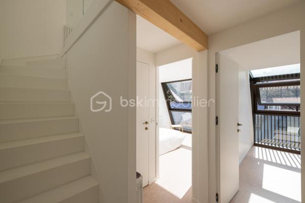 Au cœur d’une voie privée, paisible et prisée du 14e arrondissement, découvrez cette maison d’architecte construite en 2026, où chaque espace a été pensé pour offrir une fonctionnalité optimale et une qualité de vie remarquable.
​Un lieu de vie unique au cœur d'un quartier commerçant, des écoles et des transports (Métro Alésia et Plaisance, proche de la gare Montparnasse avec accès rapide à l'aéroport d'Orly) .
Espace de stationnement privatif et gratuit devant la maison.

​Répartie sur 6 niveaux baignés de lumière, elle propose une distribution fluide et parfaitement étudiée. 
Dès l'entrée, équipée de rangements sur mesure, le ton est donné.
Espace bureau indépendant , idéal pour le télétravail (profession libérale) ou pouvant être aménagé selon l'envie, au niveau inférieur: salle d'eau avec wc ainsi que l'accès à un espace buanderie avec local technique et rangements, là encore l'espace laisse libre cours à vos besoins ( salle de sport, salle de cinéma...)

​Les pièces de vie se déploient élégamment en étages : une cuisine en marbre aménagée et équipée haut de gamme et sa salle à manger avec rangements intégrés au premier niveau, suivies d'un superbe salon prolongé par une loggia intimiste au niveau supérieur.
L'espace nuit accueille deux belles chambres avec salle d'eau avec WC, puis se couronne d'une suite parentale avec dressing, salle de bain et WC séparés.
Accès possible au rooftop , qui offre une vue dégagée.
 
Édifiée sur 6 niveaux d'environ 30m², avec une surface habitable de 156m²
​Bâtie selon les exigences éco responsables les plus strictes, la maison bénéficie d’un DPE classé A et d'un écolabel, garantissant des performances énergétiques exceptionnelles et un confort optimal.

Des matériaux d'exception ont été utilisés pour la construction afin d'améliorer votre confort.
Pour facilité votre quotidien la maison est dotée d'un ascenseur panoramique vitré sur mesure aux normes PMR.