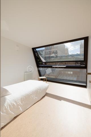 Au cœur d’une voie privée, paisible et prisée du 14e arrondissement, découvrez cette maison d’architecte construite en 2026, où chaque espace a été pensé pour offrir une fonctionnalité optimale et une qualité de vie remarquable.
​Un lieu de vie unique au cœur d'un quartier commerçant, des écoles et des transports (Métro Alésia et Plaisance, proche de la gare Montparnasse avec accès rapide à l'aéroport d'Orly) .
Espace de stationnement privatif et gratuit devant la maison.

​Répartie sur 6 niveaux baignés de lumière, elle propose une distribution fluide et parfaitement étudiée. 
Dès l'entrée, équipée de rangements sur mesure, le ton est donné.
Espace bureau indépendant , idéal pour le télétravail (profession libérale) ou pouvant être aménagé selon l'envie, au niveau inférieur: salle d'eau avec wc ainsi que l'accès à un espace buanderie avec local technique et rangements, là encore l'espace laisse libre cours à vos besoins ( salle de sport, salle de cinéma...)

​Les pièces de vie se déploient élégamment en étages : une cuisine en marbre aménagée et équipée haut de gamme et sa salle à manger avec rangements intégrés au premier niveau, suivies d'un superbe salon prolongé par une loggia intimiste au niveau supérieur.
L'espace nuit accueille deux belles chambres avec salle d'eau avec WC, puis se couronne d'une suite parentale avec dressing, salle de bain et WC séparés.
Accès possible au rooftop , qui offre une vue dégagée.
 
Édifiée sur 6 niveaux d'environ 30m², avec une surface habitable de 156m²
​Bâtie selon les exigences éco responsables les plus strictes, la maison bénéficie d’un DPE classé A et d'un écolabel, garantissant des performances énergétiques exceptionnelles et un confort optimal.

Des matériaux d'exception ont été utilisés pour la construction afin d'améliorer votre confort.
Pour facilité votre quotidien la maison est dotée d'un ascenseur panoramique vitré sur mesure aux normes PMR.