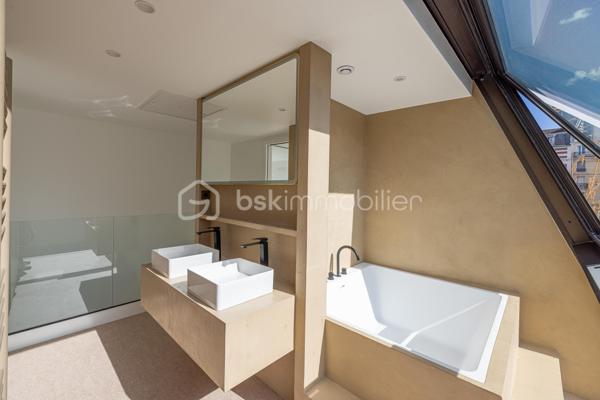Au cœur d’une voie privée, paisible et prisée du 14e arrondissement, découvrez cette maison d’architecte construite en 2026, où chaque espace a été pensé pour offrir une fonctionnalité optimale et une qualité de vie remarquable.
​Un lieu de vie unique au cœur d'un quartier commerçant, des écoles et des transports (Métro Alésia et Plaisance, proche de la gare Montparnasse avec accès rapide à l'aéroport d'Orly) .
Espace de stationnement privatif et gratuit devant la maison.

​Répartie sur 6 niveaux baignés de lumière, elle propose une distribution fluide et parfaitement étudiée. 
Dès l'entrée, équipée de rangements sur mesure, le ton est donné.
Espace bureau indépendant , idéal pour le télétravail (profession libérale) ou pouvant être aménagé selon l'envie, au niveau inférieur: salle d'eau avec wc ainsi que l'accès à un espace buanderie avec local technique et rangements, là encore l'espace laisse libre cours à vos besoins ( salle de sport, salle de cinéma...)

​Les pièces de vie se déploient élégamment en étages : une cuisine en marbre aménagée et équipée haut de gamme et sa salle à manger avec rangements intégrés au premier niveau, suivies d'un superbe salon prolongé par une loggia intimiste au niveau supérieur.
L'espace nuit accueille deux belles chambres avec salle d'eau avec WC, puis se couronne d'une suite parentale avec dressing, salle de bain et WC séparés.
Accès possible au rooftop , qui offre une vue dégagée.
 
Édifiée sur 6 niveaux d'environ 30m², avec une surface habitable de 156m²
​Bâtie selon les exigences éco responsables les plus strictes, la maison bénéficie d’un DPE classé A et d'un écolabel, garantissant des performances énergétiques exceptionnelles et un confort optimal.

Des matériaux d'exception ont été utilisés pour la construction afin d'améliorer votre confort.
Pour facilité votre quotidien la maison est dotée d'un ascenseur panoramique vitré sur mesure aux normes PMR.