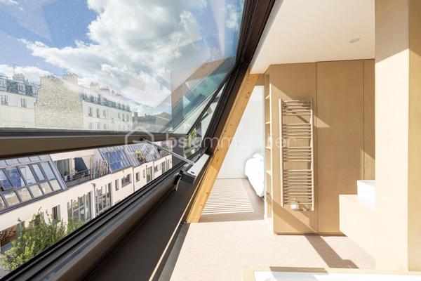 Au cœur d’une voie privée, paisible et prisée du 14e arrondissement, découvrez cette maison d’architecte construite en 2026, où chaque espace a été pensé pour offrir une fonctionnalité optimale et une qualité de vie remarquable.
​Un lieu de vie unique au cœur d'un quartier commerçant, des écoles et des transports (Métro Alésia et Plaisance, proche de la gare Montparnasse avec accès rapide à l'aéroport d'Orly) .
Espace de stationnement privatif et gratuit devant la maison.

​Répartie sur 6 niveaux baignés de lumière, elle propose une distribution fluide et parfaitement étudiée. 
Dès l'entrée, équipée de rangements sur mesure, le ton est donné.
Espace bureau indépendant , idéal pour le télétravail (profession libérale) ou pouvant être aménagé selon l'envie, au niveau inférieur: salle d'eau avec wc ainsi que l'accès à un espace buanderie avec local technique et rangements, là encore l'espace laisse libre cours à vos besoins ( salle de sport, salle de cinéma...)

​Les pièces de vie se déploient élégamment en étages : une cuisine en marbre aménagée et équipée haut de gamme et sa salle à manger avec rangements intégrés au premier niveau, suivies d'un superbe salon prolongé par une loggia intimiste au niveau supérieur.
L'espace nuit accueille deux belles chambres avec salle d'eau avec WC, puis se couronne d'une suite parentale avec dressing, salle de bain et WC séparés.
Accès possible au rooftop , qui offre une vue dégagée.
 
Édifiée sur 6 niveaux d'environ 30m², avec une surface habitable de 156m²
​Bâtie selon les exigences éco responsables les plus strictes, la maison bénéficie d’un DPE classé A et d'un écolabel, garantissant des performances énergétiques exceptionnelles et un confort optimal.

Des matériaux d'exception ont été utilisés pour la construction afin d'améliorer votre confort.
Pour facilité votre quotidien la maison est dotée d'un ascenseur panoramique vitré sur mesure aux normes PMR.