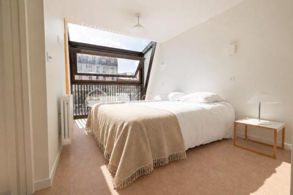Au cœur d’une voie privée, paisible et prisée du 14e arrondissement, découvrez cette maison d’architecte construite en 2026, où chaque espace a été pensé pour offrir une fonctionnalité optimale et une qualité de vie remarquable.
​Un lieu de vie unique au cœur d'un quartier commerçant, des écoles et des transports (Métro Alésia et Plaisance, proche de la gare Montparnasse avec accès rapide à l'aéroport d'Orly) .
Espace de stationnement privatif et gratuit devant la maison.

​Répartie sur 6 niveaux baignés de lumière, elle propose une distribution fluide et parfaitement étudiée. 
Dès l'entrée, équipée de rangements sur mesure, le ton est donné.
Espace bureau indépendant , idéal pour le télétravail (profession libérale) ou pouvant être aménagé selon l'envie, au niveau inférieur: salle d'eau avec wc ainsi que l'accès à un espace buanderie avec local technique et rangements, là encore l'espace laisse libre cours à vos besoins ( salle de sport, salle de cinéma...)

​Les pièces de vie se déploient élégamment en étages : une cuisine en marbre aménagée et équipée haut de gamme et sa salle à manger avec rangements intégrés au premier niveau, suivies d'un superbe salon prolongé par une loggia intimiste au niveau supérieur.
L'espace nuit accueille deux belles chambres avec salle d'eau avec WC, puis se couronne d'une suite parentale avec dressing, salle de bain et WC séparés.
Accès possible au rooftop , qui offre une vue dégagée.
 
Édifiée sur 6 niveaux d'environ 30m², avec une surface habitable de 156m²
​Bâtie selon les exigences éco responsables les plus strictes, la maison bénéficie d’un DPE classé A et d'un écolabel, garantissant des performances énergétiques exceptionnelles et un confort optimal.

Des matériaux d'exception ont été utilisés pour la construction afin d'améliorer votre confort.
Pour facilité votre quotidien la maison est dotée d'un ascenseur panoramique vitré sur mesure aux normes PMR.