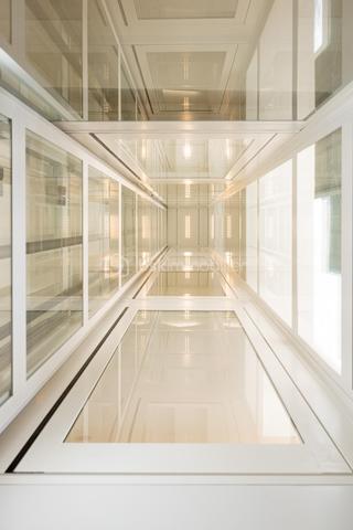 Au cœur d’une voie privée, paisible et prisée du 14e arrondissement, découvrez cette maison d’architecte construite en 2026, où chaque espace a été pensé pour offrir une fonctionnalité optimale et une qualité de vie remarquable.
​Un lieu de vie unique au cœur d'un quartier commerçant, des écoles et des transports (Métro Alésia et Plaisance, proche de la gare Montparnasse avec accès rapide à l'aéroport d'Orly) .
Espace de stationnement privatif et gratuit devant la maison.

​Répartie sur 6 niveaux baignés de lumière, elle propose une distribution fluide et parfaitement étudiée. 
Dès l'entrée, équipée de rangements sur mesure, le ton est donné.
Espace bureau indépendant , idéal pour le télétravail (profession libérale) ou pouvant être aménagé selon l'envie, au niveau inférieur: salle d'eau avec wc ainsi que l'accès à un espace buanderie avec local technique et rangements, là encore l'espace laisse libre cours à vos besoins ( salle de sport, salle de cinéma...)

​Les pièces de vie se déploient élégamment en étages : une cuisine en marbre aménagée et équipée haut de gamme et sa salle à manger avec rangements intégrés au premier niveau, suivies d'un superbe salon prolongé par une loggia intimiste au niveau supérieur.
L'espace nuit accueille deux belles chambres avec salle d'eau avec WC, puis se couronne d'une suite parentale avec dressing, salle de bain et WC séparés.
Accès possible au rooftop , qui offre une vue dégagée.
 
Édifiée sur 6 niveaux d'environ 30m², avec une surface habitable de 156m²
​Bâtie selon les exigences éco responsables les plus strictes, la maison bénéficie d’un DPE classé A et d'un écolabel, garantissant des performances énergétiques exceptionnelles et un confort optimal.

Des matériaux d'exception ont été utilisés pour la construction afin d'améliorer votre confort.
Pour facilité votre quotidien la maison est dotée d'un ascenseur panoramique vitré sur mesure aux normes PMR.