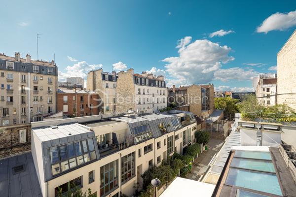Au cœur d’une voie privée, paisible et prisée du 14e arrondissement, découvrez cette maison d’architecte construite en 2026, où chaque espace a été pensé pour offrir une fonctionnalité optimale et une qualité de vie remarquable.
​Un lieu de vie unique au cœur d'un quartier commerçant, des écoles et des transports (Métro Alésia et Plaisance, proche de la gare Montparnasse avec accès rapide à l'aéroport d'Orly) .
Espace de stationnement privatif et gratuit devant la maison.

​Répartie sur 6 niveaux baignés de lumière, elle propose une distribution fluide et parfaitement étudiée. 
Dès l'entrée, équipée de rangements sur mesure, le ton est donné.
Espace bureau indépendant , idéal pour le télétravail (profession libérale) ou pouvant être aménagé selon l'envie, au niveau inférieur: salle d'eau avec wc ainsi que l'accès à un espace buanderie avec local technique et rangements, là encore l'espace laisse libre cours à vos besoins ( salle de sport, salle de cinéma...)

​Les pièces de vie se déploient élégamment en étages : une cuisine en marbre aménagée et équipée haut de gamme et sa salle à manger avec rangements intégrés au premier niveau, suivies d'un superbe salon prolongé par une loggia intimiste au niveau supérieur.
L'espace nuit accueille deux belles chambres avec salle d'eau avec WC, puis se couronne d'une suite parentale avec dressing, salle de bain et WC séparés.
Accès possible au rooftop , qui offre une vue dégagée.
 
Édifiée sur 6 niveaux d'environ 30m², avec une surface habitable de 156m²
​Bâtie selon les exigences éco responsables les plus strictes, la maison bénéficie d’un DPE classé A et d'un écolabel, garantissant des performances énergétiques exceptionnelles et un confort optimal.

Des matériaux d'exception ont été utilisés pour la construction afin d'améliorer votre confort.
Pour facilité votre quotidien la maison est dotée d'un ascenseur panoramique vitré sur mesure aux normes PMR.