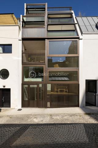 Au cœur d’une voie privée, paisible et prisée du 14e arrondissement, découvrez cette maison d’architecte construite en 2026, où chaque espace a été pensé pour offrir une fonctionnalité optimale et une qualité de vie remarquable.
​Un lieu de vie unique au cœur d'un quartier commerçant, des écoles et des transports (Métro Alésia et Plaisance, proche de la gare Montparnasse avec accès rapide à l'aéroport d'Orly) .
Espace de stationnement privatif et gratuit devant la maison.

​Répartie sur 6 niveaux baignés de lumière, elle propose une distribution fluide et parfaitement étudiée. 
Dès l'entrée, équipée de rangements sur mesure, le ton est donné.
Espace bureau indépendant , idéal pour le télétravail (profession libérale) ou pouvant être aménagé selon l'envie, au niveau inférieur: salle d'eau avec wc ainsi que l'accès à un espace buanderie avec local technique et rangements, là encore l'espace laisse libre cours à vos besoins ( salle de sport, salle de cinéma...)

​Les pièces de vie se déploient élégamment en étages : une cuisine en marbre aménagée et équipée haut de gamme et sa salle à manger avec rangements intégrés au premier niveau, suivies d'un superbe salon prolongé par une loggia intimiste au niveau supérieur.
L'espace nuit accueille deux belles chambres avec salle d'eau avec WC, puis se couronne d'une suite parentale avec dressing, salle de bain et WC séparés.
Accès possible au rooftop , qui offre une vue dégagée.
 
Édifiée sur 6 niveaux d'environ 30m², avec une surface habitable de 156m²
​Bâtie selon les exigences éco responsables les plus strictes, la maison bénéficie d’un DPE classé A et d'un écolabel, garantissant des performances énergétiques exceptionnelles et un confort optimal.

Des matériaux d'exception ont été utilisés pour la construction afin d'améliorer votre confort.
Pour facilité votre quotidien la maison est dotée d'un ascenseur panoramique vitré sur mesure aux normes PMR.
