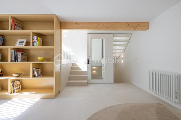 Au cœur d’une voie privée, paisible et prisée du 14e arrondissement, découvrez cette maison d’architecte construite en 2026, où chaque espace a été pensé pour offrir une fonctionnalité optimale et une qualité de vie remarquable.
​Un lieu de vie unique au cœur d'un quartier commerçant, des écoles et des transports (Métro Alésia et Plaisance, proche de la gare Montparnasse avec accès rapide à l'aéroport d'Orly) .
Espace de stationnement privatif et gratuit devant la maison.

​Répartie sur 6 niveaux baignés de lumière, elle propose une distribution fluide et parfaitement étudiée. 
Dès l'entrée, équipée de rangements sur mesure, le ton est donné.
Espace bureau indépendant , idéal pour le télétravail (profession libérale) ou pouvant être aménagé selon l'envie, au niveau inférieur: salle d'eau avec wc ainsi que l'accès à un espace buanderie avec local technique et rangements, là encore l'espace laisse libre cours à vos besoins ( salle de sport, salle de cinéma...)

​Les pièces de vie se déploient élégamment en étages : une cuisine en marbre aménagée et équipée haut de gamme et sa salle à manger avec rangements intégrés au premier niveau, suivies d'un superbe salon prolongé par une loggia intimiste au niveau supérieur.
L'espace nuit accueille deux belles chambres avec salle d'eau avec WC, puis se couronne d'une suite parentale avec dressing, salle de bain et WC séparés.
Accès possible au rooftop , qui offre une vue dégagée.
 
Édifiée sur 6 niveaux d'environ 30m², avec une surface habitable de 156m²
​Bâtie selon les exigences éco responsables les plus strictes, la maison bénéficie d’un DPE classé A et d'un écolabel, garantissant des performances énergétiques exceptionnelles et un confort optimal.

Des matériaux d'exception ont été utilisés pour la construction afin d'améliorer votre confort.
Pour facilité votre quotidien la maison est dotée d'un ascenseur panoramique vitré sur mesure aux normes PMR.