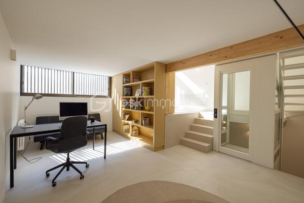 Au cœur d’une voie privée, paisible et prisée du 14e arrondissement, découvrez cette maison d’architecte construite en 2026, où chaque espace a été pensé pour offrir une fonctionnalité optimale et une qualité de vie remarquable.
​Un lieu de vie unique au cœur d'un quartier commerçant, des écoles et des transports (Métro Alésia et Plaisance, proche de la gare Montparnasse avec accès rapide à l'aéroport d'Orly) .
Espace de stationnement privatif et gratuit devant la maison.

​Répartie sur 6 niveaux baignés de lumière, elle propose une distribution fluide et parfaitement étudiée. 
Dès l'entrée, équipée de rangements sur mesure, le ton est donné.
Espace bureau indépendant , idéal pour le télétravail (profession libérale) ou pouvant être aménagé selon l'envie, au niveau inférieur: salle d'eau avec wc ainsi que l'accès à un espace buanderie avec local technique et rangements, là encore l'espace laisse libre cours à vos besoins ( salle de sport, salle de cinéma...)

​Les pièces de vie se déploient élégamment en étages : une cuisine en marbre aménagée et équipée haut de gamme et sa salle à manger avec rangements intégrés au premier niveau, suivies d'un superbe salon prolongé par une loggia intimiste au niveau supérieur.
L'espace nuit accueille deux belles chambres avec salle d'eau avec WC, puis se couronne d'une suite parentale avec dressing, salle de bain et WC séparés.
Accès possible au rooftop , qui offre une vue dégagée.
 
Édifiée sur 6 niveaux d'environ 30m², avec une surface habitable de 156m²
​Bâtie selon les exigences éco responsables les plus strictes, la maison bénéficie d’un DPE classé A et d'un écolabel, garantissant des performances énergétiques exceptionnelles et un confort optimal.

Des matériaux d'exception ont été utilisés pour la construction afin d'améliorer votre confort.
Pour facilité votre quotidien la maison est dotée d'un ascenseur panoramique vitré sur mesure aux normes PMR.