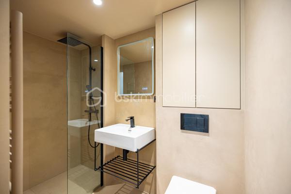 Au cœur d’une voie privée, paisible et prisée du 14e arrondissement, découvrez cette maison d’architecte construite en 2026, où chaque espace a été pensé pour offrir une fonctionnalité optimale et une qualité de vie remarquable.
​Un lieu de vie unique au cœur d'un quartier commerçant, des écoles et des transports (Métro Alésia et Plaisance, proche de la gare Montparnasse avec accès rapide à l'aéroport d'Orly) .
Espace de stationnement privatif et gratuit devant la maison.

​Répartie sur 6 niveaux baignés de lumière, elle propose une distribution fluide et parfaitement étudiée. 
Dès l'entrée, équipée de rangements sur mesure, le ton est donné.
Espace bureau indépendant , idéal pour le télétravail (profession libérale) ou pouvant être aménagé selon l'envie, au niveau inférieur: salle d'eau avec wc ainsi que l'accès à un espace buanderie avec local technique et rangements, là encore l'espace laisse libre cours à vos besoins ( salle de sport, salle de cinéma...)

​Les pièces de vie se déploient élégamment en étages : une cuisine en marbre aménagée et équipée haut de gamme et sa salle à manger avec rangements intégrés au premier niveau, suivies d'un superbe salon prolongé par une loggia intimiste au niveau supérieur.
L'espace nuit accueille deux belles chambres avec salle d'eau avec WC, puis se couronne d'une suite parentale avec dressing, salle de bain et WC séparés.
Accès possible au rooftop , qui offre une vue dégagée.
 
Édifiée sur 6 niveaux d'environ 30m², avec une surface habitable de 156m²
​Bâtie selon les exigences éco responsables les plus strictes, la maison bénéficie d’un DPE classé A et d'un écolabel, garantissant des performances énergétiques exceptionnelles et un confort optimal.

Des matériaux d'exception ont été utilisés pour la construction afin d'améliorer votre confort.
Pour facilité votre quotidien la maison est dotée d'un ascenseur panoramique vitré sur mesure aux normes PMR.