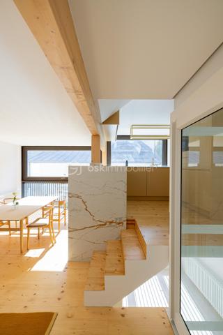 Au cœur d’une voie privée, paisible et prisée du 14e arrondissement, découvrez cette maison d’architecte construite en 2026, où chaque espace a été pensé pour offrir une fonctionnalité optimale et une qualité de vie remarquable.
​Un lieu de vie unique au cœur d'un quartier commerçant, des écoles et des transports (Métro Alésia et Plaisance, proche de la gare Montparnasse avec accès rapide à l'aéroport d'Orly) .
Espace de stationnement privatif et gratuit devant la maison.

​Répartie sur 6 niveaux baignés de lumière, elle propose une distribution fluide et parfaitement étudiée. 
Dès l'entrée, équipée de rangements sur mesure, le ton est donné.
Espace bureau indépendant , idéal pour le télétravail (profession libérale) ou pouvant être aménagé selon l'envie, au niveau inférieur: salle d'eau avec wc ainsi que l'accès à un espace buanderie avec local technique et rangements, là encore l'espace laisse libre cours à vos besoins ( salle de sport, salle de cinéma...)

​Les pièces de vie se déploient élégamment en étages : une cuisine en marbre aménagée et équipée haut de gamme et sa salle à manger avec rangements intégrés au premier niveau, suivies d'un superbe salon prolongé par une loggia intimiste au niveau supérieur.
L'espace nuit accueille deux belles chambres avec salle d'eau avec WC, puis se couronne d'une suite parentale avec dressing, salle de bain et WC séparés.
Accès possible au rooftop , qui offre une vue dégagée.
 
Édifiée sur 6 niveaux d'environ 30m², avec une surface habitable de 156m²
​Bâtie selon les exigences éco responsables les plus strictes, la maison bénéficie d’un DPE classé A et d'un écolabel, garantissant des performances énergétiques exceptionnelles et un confort optimal.

Des matériaux d'exception ont été utilisés pour la construction afin d'améliorer votre confort.
Pour facilité votre quotidien la maison est dotée d'un ascenseur panoramique vitré sur mesure aux normes PMR.