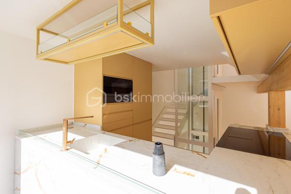 Au cœur d’une voie privée, paisible et prisée du 14e arrondissement, découvrez cette maison d’architecte construite en 2026, où chaque espace a été pensé pour offrir une fonctionnalité optimale et une qualité de vie remarquable.
​Un lieu de vie unique au cœur d'un quartier commerçant, des écoles et des transports (Métro Alésia et Plaisance, proche de la gare Montparnasse avec accès rapide à l'aéroport d'Orly) .
Espace de stationnement privatif et gratuit devant la maison.

​Répartie sur 6 niveaux baignés de lumière, elle propose une distribution fluide et parfaitement étudiée. 
Dès l'entrée, équipée de rangements sur mesure, le ton est donné.
Espace bureau indépendant , idéal pour le télétravail (profession libérale) ou pouvant être aménagé selon l'envie, au niveau inférieur: salle d'eau avec wc ainsi que l'accès à un espace buanderie avec local technique et rangements, là encore l'espace laisse libre cours à vos besoins ( salle de sport, salle de cinéma...)

​Les pièces de vie se déploient élégamment en étages : une cuisine en marbre aménagée et équipée haut de gamme et sa salle à manger avec rangements intégrés au premier niveau, suivies d'un superbe salon prolongé par une loggia intimiste au niveau supérieur.
L'espace nuit accueille deux belles chambres avec salle d'eau avec WC, puis se couronne d'une suite parentale avec dressing, salle de bain et WC séparés.
Accès possible au rooftop , qui offre une vue dégagée.
 
Édifiée sur 6 niveaux d'environ 30m², avec une surface habitable de 156m²
​Bâtie selon les exigences éco responsables les plus strictes, la maison bénéficie d’un DPE classé A et d'un écolabel, garantissant des performances énergétiques exceptionnelles et un confort optimal.

Des matériaux d'exception ont été utilisés pour la construction afin d'améliorer votre confort.
Pour facilité votre quotidien la maison est dotée d'un ascenseur panoramique vitré sur mesure aux normes PMR.