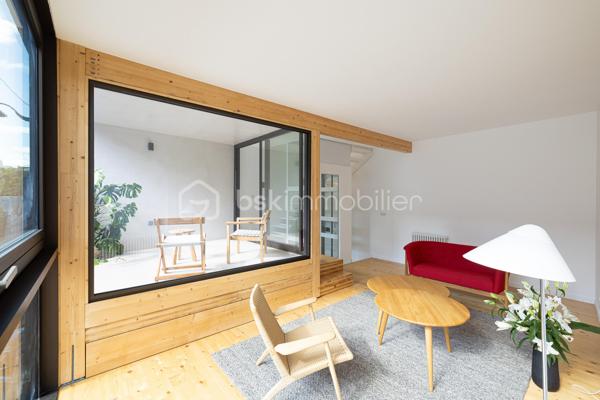 Au cœur d’une voie privée, paisible et prisée du 14e arrondissement, découvrez cette maison d’architecte construite en 2026, où chaque espace a été pensé pour offrir une fonctionnalité optimale et une qualité de vie remarquable.
​Un lieu de vie unique au cœur d'un quartier commerçant, des écoles et des transports (Métro Alésia et Plaisance, proche de la gare Montparnasse avec accès rapide à l'aéroport d'Orly) .
Espace de stationnement privatif et gratuit devant la maison.

​Répartie sur 6 niveaux baignés de lumière, elle propose une distribution fluide et parfaitement étudiée. 
Dès l'entrée, équipée de rangements sur mesure, le ton est donné.
Espace bureau indépendant , idéal pour le télétravail (profession libérale) ou pouvant être aménagé selon l'envie, au niveau inférieur: salle d'eau avec wc ainsi que l'accès à un espace buanderie avec local technique et rangements, là encore l'espace laisse libre cours à vos besoins ( salle de sport, salle de cinéma...)

​Les pièces de vie se déploient élégamment en étages : une cuisine en marbre aménagée et équipée haut de gamme et sa salle à manger avec rangements intégrés au premier niveau, suivies d'un superbe salon prolongé par une loggia intimiste au niveau supérieur.
L'espace nuit accueille deux belles chambres avec salle d'eau avec WC, puis se couronne d'une suite parentale avec dressing, salle de bain et WC séparés.
Accès possible au rooftop , qui offre une vue dégagée.
 
Édifiée sur 6 niveaux d'environ 30m², avec une surface habitable de 156m²
​Bâtie selon les exigences éco responsables les plus strictes, la maison bénéficie d’un DPE classé A et d'un écolabel, garantissant des performances énergétiques exceptionnelles et un confort optimal.

Des matériaux d'exception ont été utilisés pour la construction afin d'améliorer votre confort.
Pour facilité votre quotidien la maison est dotée d'un ascenseur panoramique vitré sur mesure aux normes PMR.