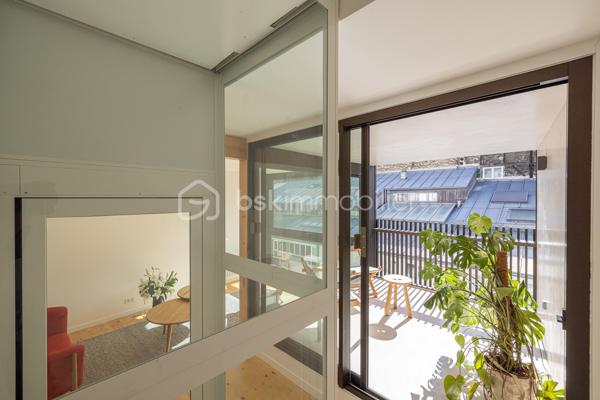 Au cœur d’une voie privée, paisible et prisée du 14e arrondissement, découvrez cette maison d’architecte construite en 2026, où chaque espace a été pensé pour offrir une fonctionnalité optimale et une qualité de vie remarquable.
​Un lieu de vie unique au cœur d'un quartier commerçant, des écoles et des transports (Métro Alésia et Plaisance, proche de la gare Montparnasse avec accès rapide à l'aéroport d'Orly) .
Espace de stationnement privatif et gratuit devant la maison.

​Répartie sur 6 niveaux baignés de lumière, elle propose une distribution fluide et parfaitement étudiée. 
Dès l'entrée, équipée de rangements sur mesure, le ton est donné.
Espace bureau indépendant , idéal pour le télétravail (profession libérale) ou pouvant être aménagé selon l'envie, au niveau inférieur: salle d'eau avec wc ainsi que l'accès à un espace buanderie avec local technique et rangements, là encore l'espace laisse libre cours à vos besoins ( salle de sport, salle de cinéma...)

​Les pièces de vie se déploient élégamment en étages : une cuisine en marbre aménagée et équipée haut de gamme et sa salle à manger avec rangements intégrés au premier niveau, suivies d'un superbe salon prolongé par une loggia intimiste au niveau supérieur.
L'espace nuit accueille deux belles chambres avec salle d'eau avec WC, puis se couronne d'une suite parentale avec dressing, salle de bain et WC séparés.
Accès possible au rooftop , qui offre une vue dégagée.
 
Édifiée sur 6 niveaux d'environ 30m², avec une surface habitable de 156m²
​Bâtie selon les exigences éco responsables les plus strictes, la maison bénéficie d’un DPE classé A et d'un écolabel, garantissant des performances énergétiques exceptionnelles et un confort optimal.

Des matériaux d'exception ont été utilisés pour la construction afin d'améliorer votre confort.
Pour facilité votre quotidien la maison est dotée d'un ascenseur panoramique vitré sur mesure aux normes PMR.