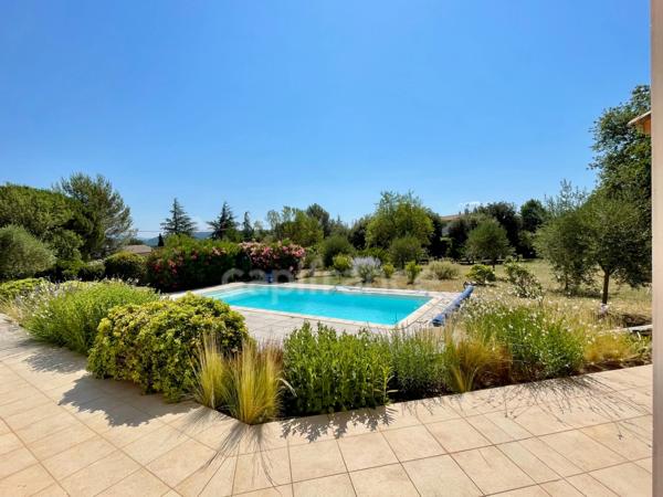 À VENDRE LAURIS (84) Propriété d’exception de plain-pied avec piscine et jardin paysager d'env 3000 M2